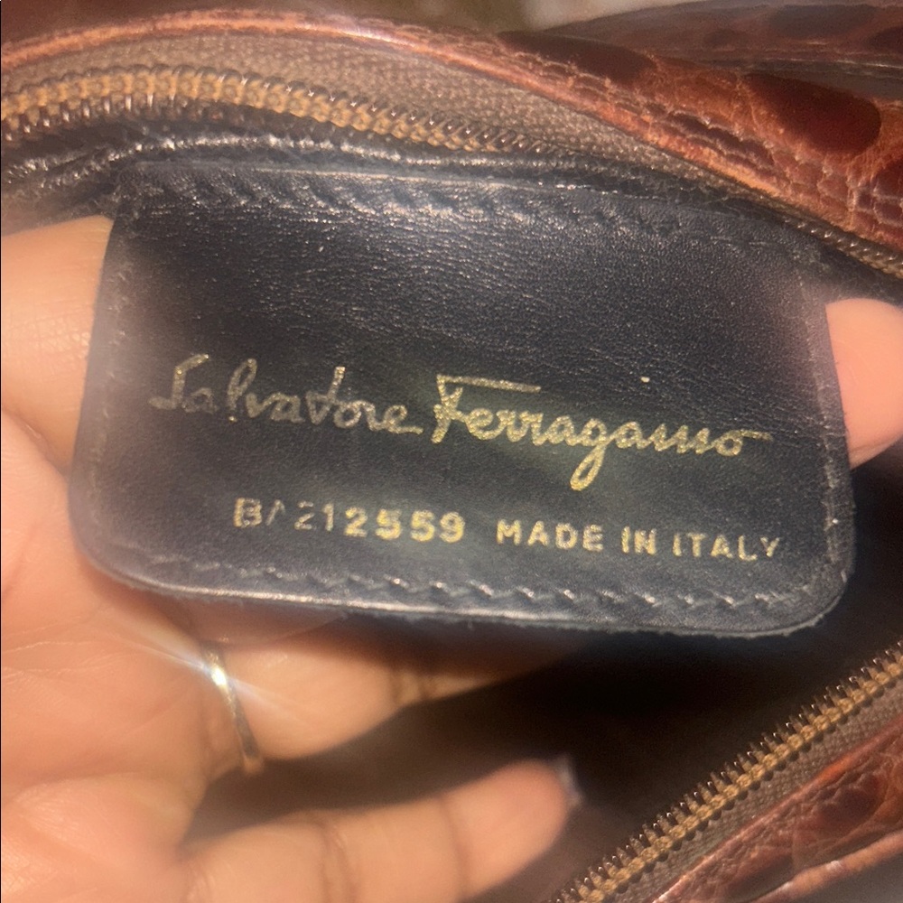 🚨VTG🚨RARE Salvatore Ferragamo CROCODILE EMBOSSED Leather Crossbody Bag
BA212559 - Picture 8 of 10